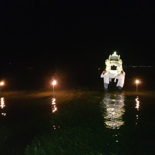 Η περιφορά του επιταφίου στην παραλία του Μαραθώνα.